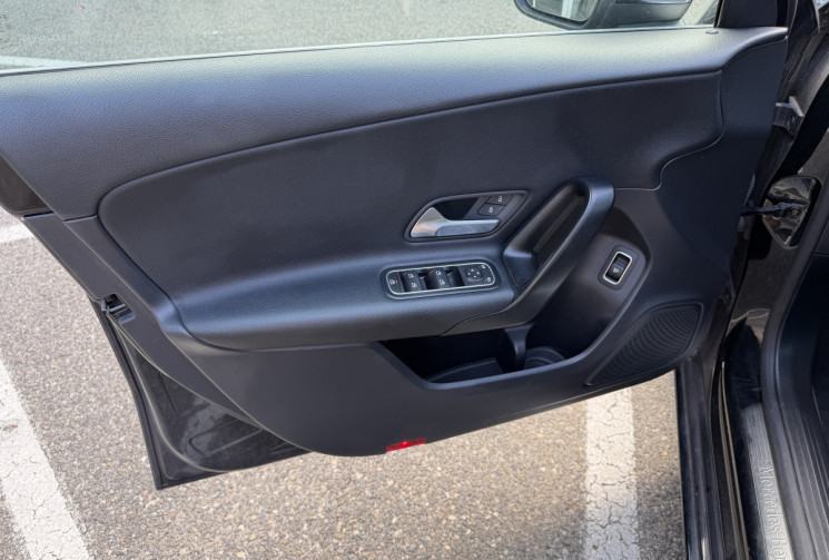 Mercedes CLASSE A BERLINE 200 1.3 163 ch Style / Toit Ouvrant / CarPlay / Eclairage d'ambiance