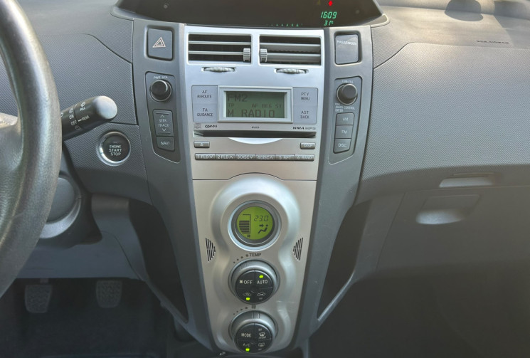 Toyota Yaris 1.3 VVTI 90 / 1ERE MAIN / SUIVIE TOYOTA