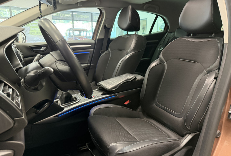 Renault Megane IV Phase 2 21B ntens Hatchback 1.5 Blue dCi 115 ch / Suivi complet Renault