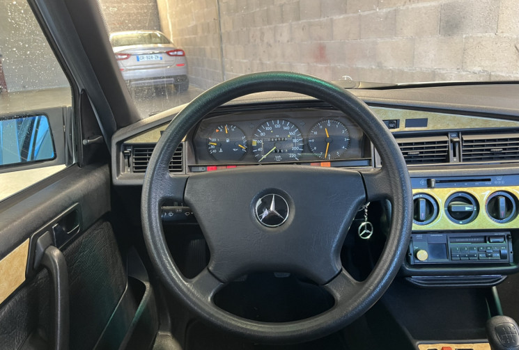 Mercedes 190 1.8 Autoradio + Antenne électrique + Hauts-parleur avant 