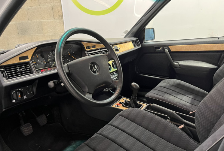 Mercedes 190 1.8 Autoradio + Antenne électrique + Hauts-parleur avant 