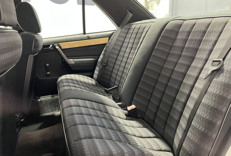 Mercedes 190 1.8 Autoradio + Antenne électrique + Hauts-parleur avant 