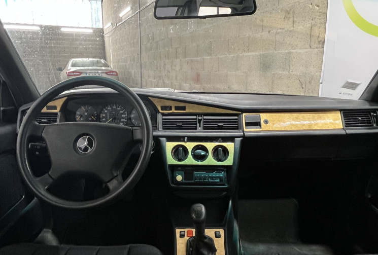 Mercedes 190 1.8 Autoradio + Antenne électrique + Hauts-parleur avant 