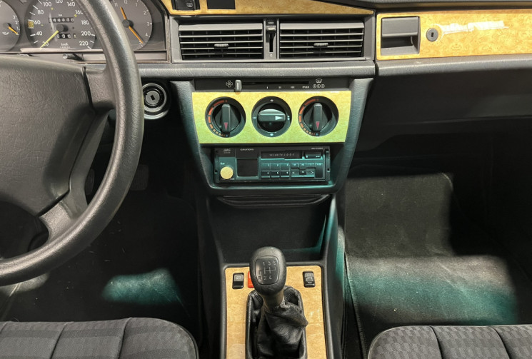 Mercedes 190 1.8 Autoradio + Antenne électrique + Hauts-parleur avant 