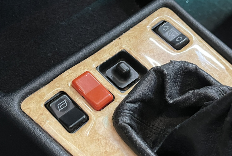 Mercedes 190 1.8 Autoradio + Antenne électrique + Hauts-parleur avant 