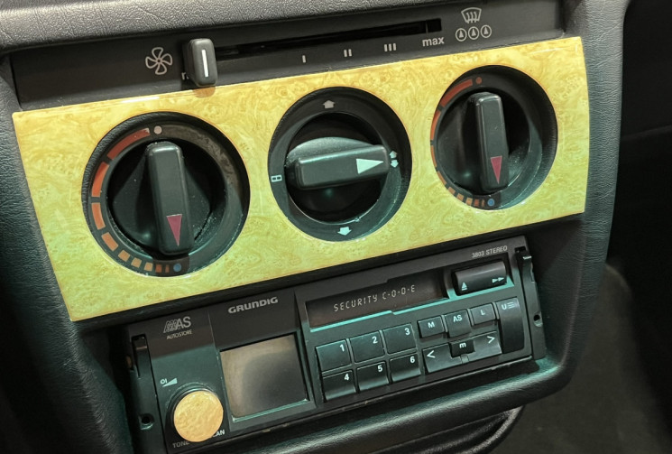 Mercedes 190 1.8 Autoradio + Antenne électrique + Hauts-parleur avant 