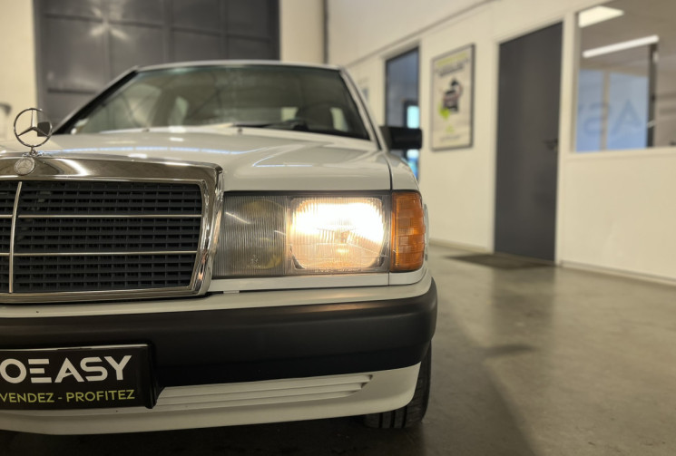 Mercedes 190 1.8 Autoradio + Antenne électrique + Hauts-parleur avant 