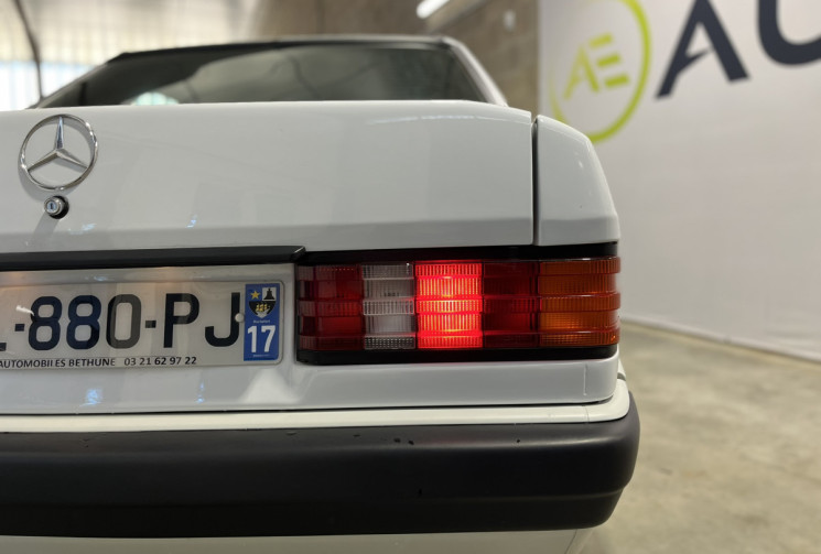 Mercedes 190 1.8 Autoradio + Antenne électrique + Hauts-parleur avant 