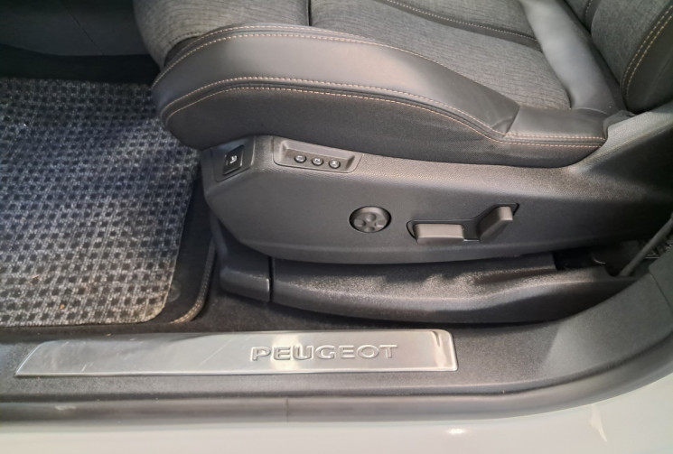 Peugeot 3008 1.5 BlueHDi 130  GT Line  EAT8  - TOUTES OPTIONS - DISTRI OK - ENTRETIEN SUIVI -