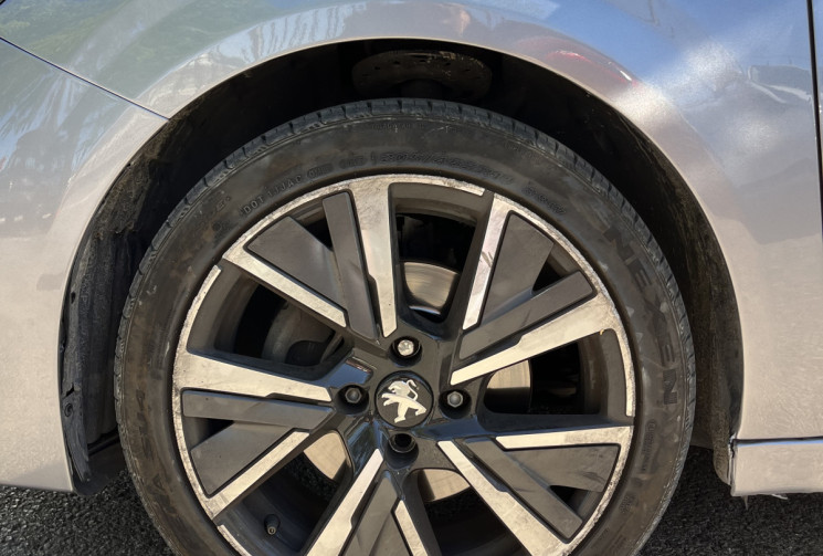 Peugeot 208 GT-Line 130cv EAT8 / Tres bon état 