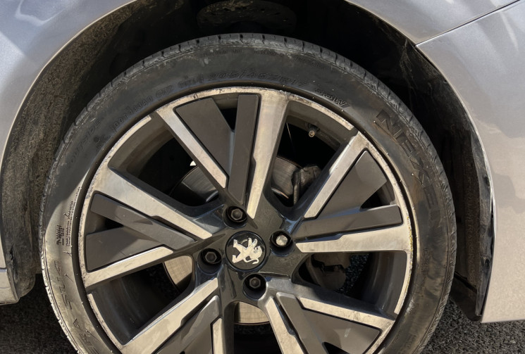 Peugeot 208 GT-Line 130cv EAT8 / Tres bon état 