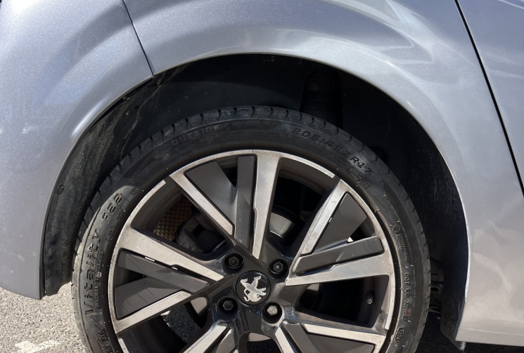 Peugeot 208 GT-Line 130cv EAT8 / Tres bon état 