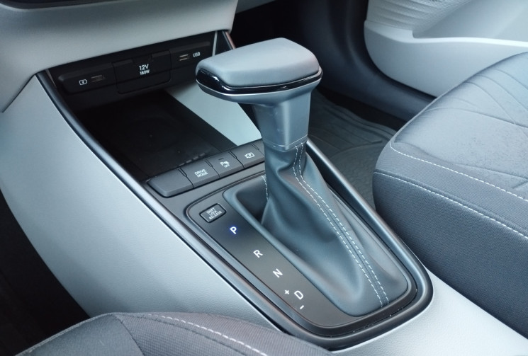 Hyundai BAYON 1.0 T-GDi 100 MildHybrid 48V DCT-7 Créative / Entretien Hyundai / Attelage amovible