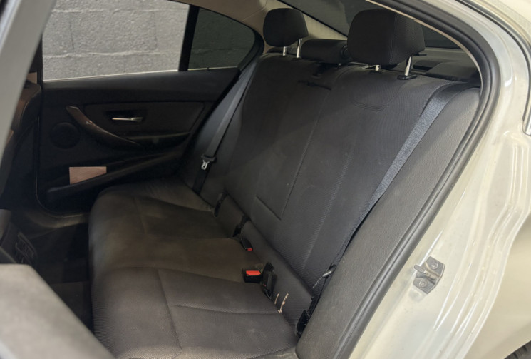 BMW Série 3 F30 318d BVA / TOIT PANO OUVRANT / ATTELAGE ÉLEC. / ACCÈS CONFORT / CHAÎNE CHANGÉE