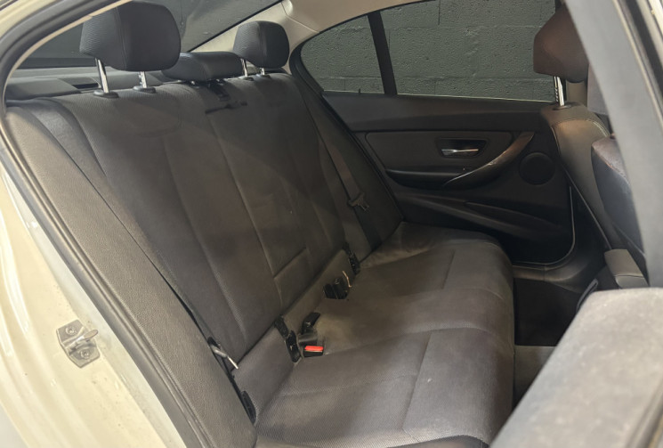 BMW Série 3 F30 318d BVA / TOIT PANO OUVRANT / ATTELAGE ÉLEC. / ACCÈS CONFORT / CHAÎNE CHANGÉE