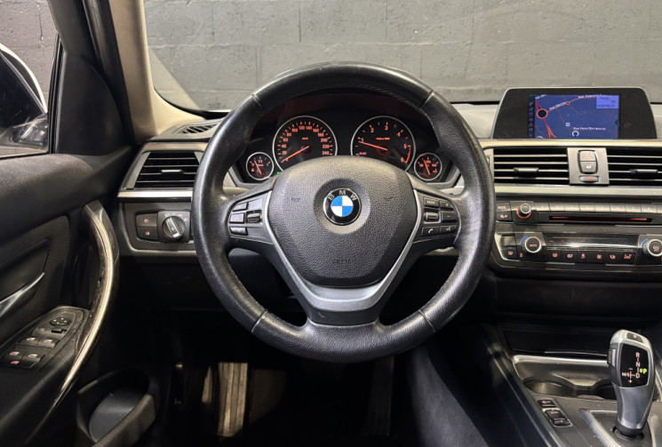 BMW Série 3 F30 318d BVA / TOIT PANO OUVRANT / ATTELAGE ÉLEC. / ACCÈS CONFORT / CHAÎNE CHANGÉE