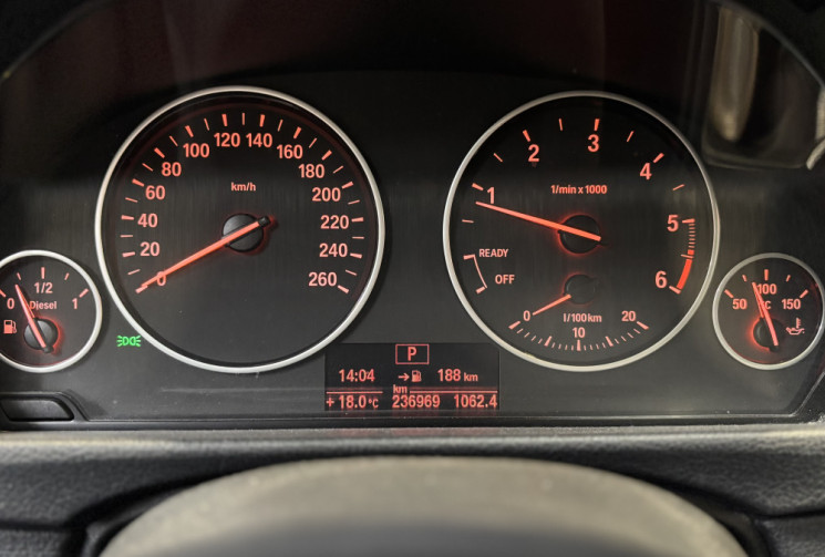 BMW Série 3 F30 318d BVA / TOIT PANO OUVRANT / ATTELAGE ÉLEC. / ACCÈS CONFORT / CHAÎNE CHANGÉE