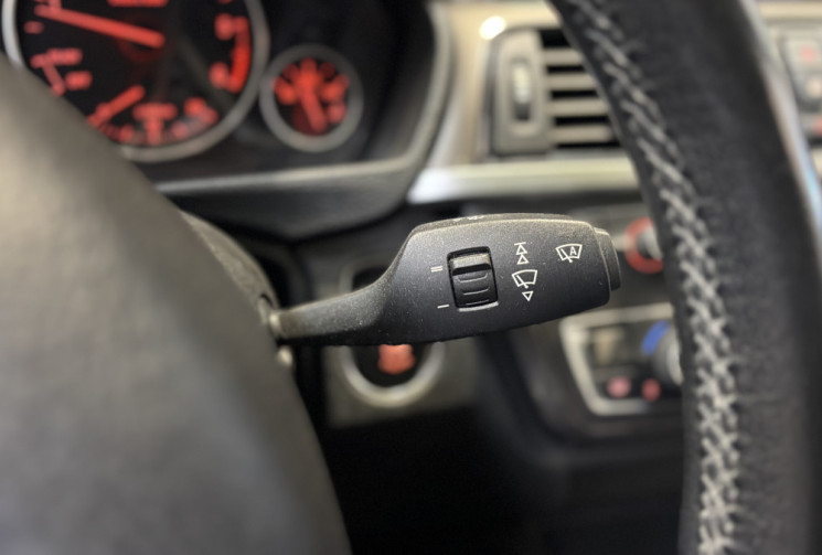 BMW Série 3 F30 318d BVA / TOIT PANO OUVRANT / ATTELAGE ÉLEC. / ACCÈS CONFORT / CHAÎNE CHANGÉE