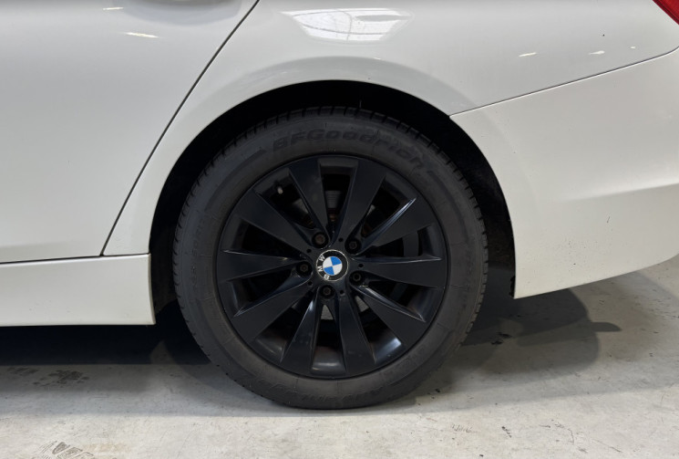 BMW Série 3 F30 318d BVA / TOIT PANO OUVRANT / ATTELAGE ÉLEC. / ACCÈS CONFORT / CHAÎNE CHANGÉE