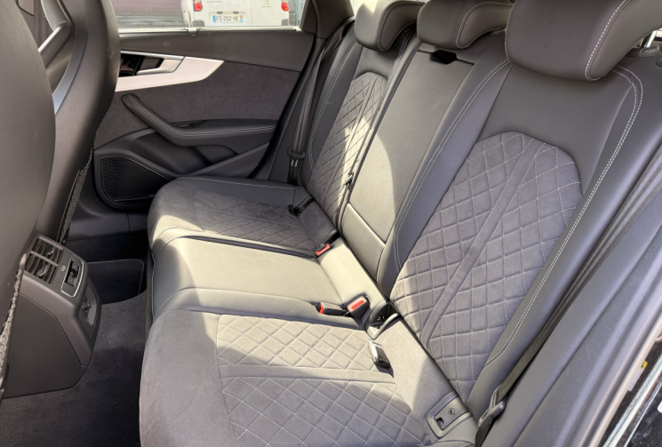 Audi A4 Avant Competition 40 TFSI 204 S tronic – Pack son BO - Pack Black - noir Mythic 