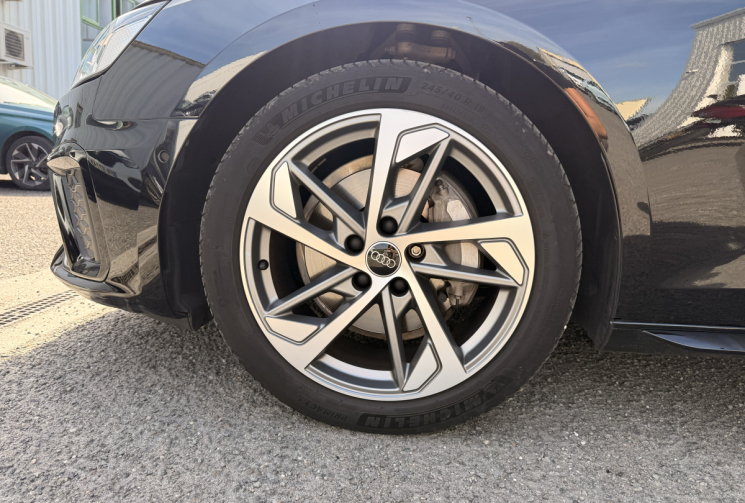 Audi A4 Avant Competition 40 TFSI 204 S tronic – Pack son BO - Pack Black - noir Mythic 