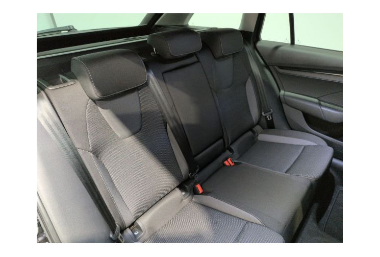 Skoda OCTAVIA IV Selection 2.0 TDI 150 ch SCR DSG7 Noir Magic nacré