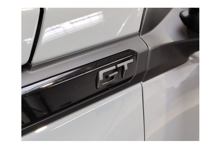 Peugeot 2008 II GT Hybrid 145 e-DCS6 Blanc Okénite /Toit noir