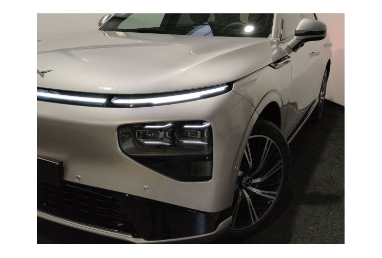 Xpeng G9 - Long Range Silver Frost