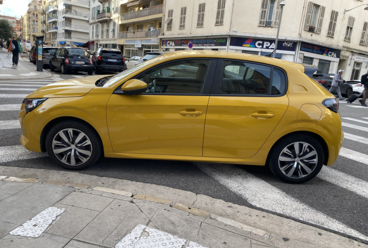 Peugeot 208 1.2 PureTech EAT8 100 CH Active DISTRI OK / 66300 KMS