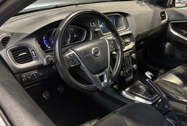 Volvo V40 D3 2.0 150cv R-DESIGN / SIEGES CUIR-ALCANTARA / RADARS AR / FEUX LED 