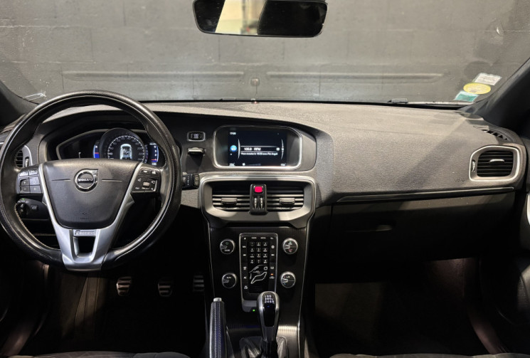 Volvo V40 D3 2.0 150cv R-DESIGN / SIEGES CUIR-ALCANTARA / RADARS AR / FEUX LED 