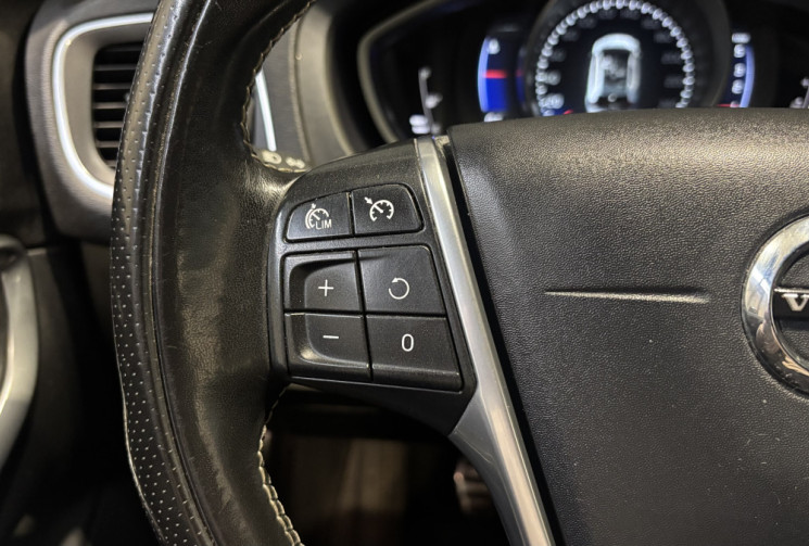 Volvo V40 D3 2.0 150cv R-DESIGN / SIEGES CUIR-ALCANTARA / RADARS AR / FEUX LED 