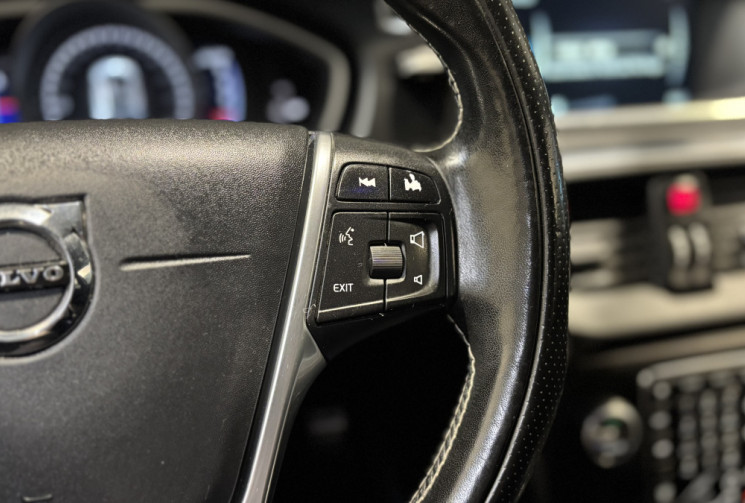 Volvo V40 D3 2.0 150cv R-DESIGN / SIEGES CUIR-ALCANTARA / RADARS AR / FEUX LED 