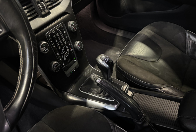 Volvo V40 D3 2.0 150cv R-DESIGN / SIEGES CUIR-ALCANTARA / RADARS AR / FEUX LED 