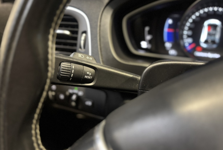 Volvo V40 D3 2.0 150cv R-DESIGN / SIEGES CUIR-ALCANTARA / RADARS AR / FEUX LED 