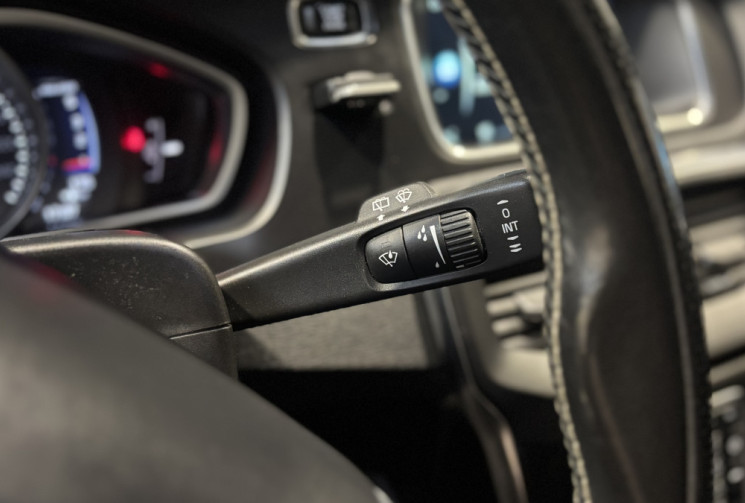 Volvo V40 D3 2.0 150cv R-DESIGN / SIEGES CUIR-ALCANTARA / RADARS AR / FEUX LED 