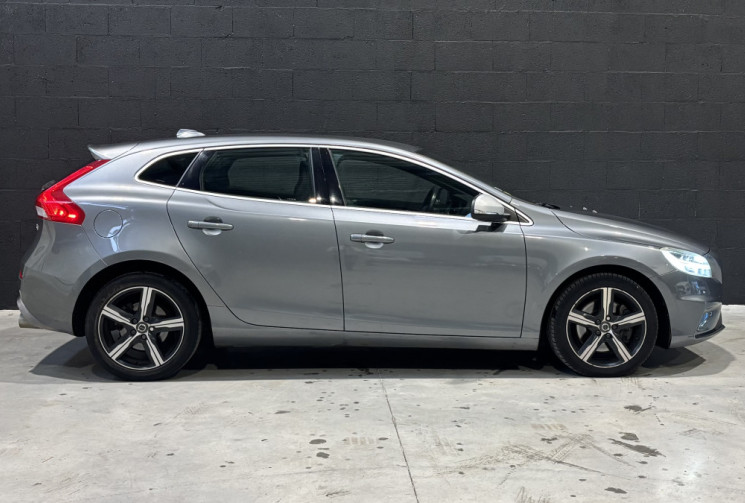 Volvo V40 D3 2.0 150cv R-DESIGN / SIEGES CUIR-ALCANTARA / RADARS AR / FEUX LED 