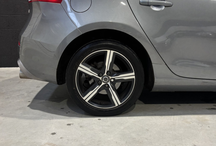 Volvo V40 D3 2.0 150cv R-DESIGN / SIEGES CUIR-ALCANTARA / RADARS AR / FEUX LED 