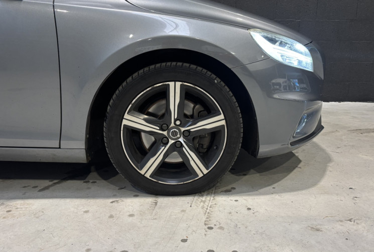 Volvo V40 D3 2.0 150cv R-DESIGN / SIEGES CUIR-ALCANTARA / RADARS AR / FEUX LED 
