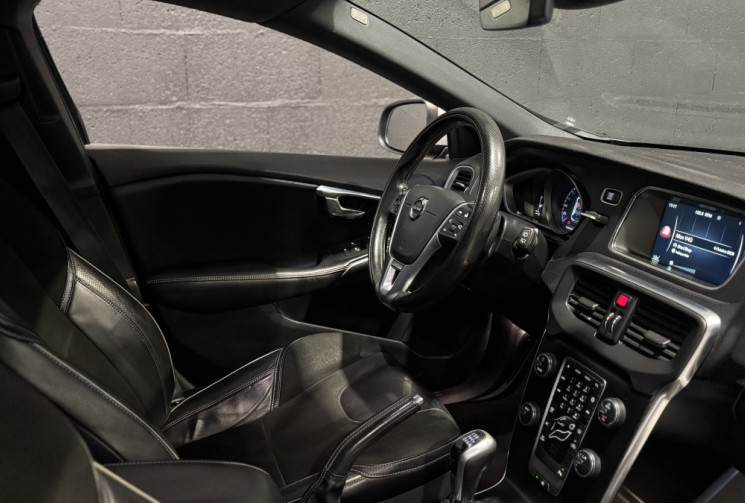 Volvo V40 D3 2.0 150cv R-DESIGN / SIEGES CUIR-ALCANTARA / RADARS AR / FEUX LED 