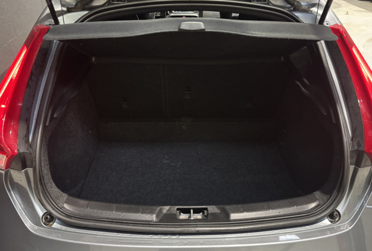 Volvo V40 D3 2.0 150cv R-DESIGN / SIEGES CUIR-ALCANTARA / RADARS AR / FEUX LED 