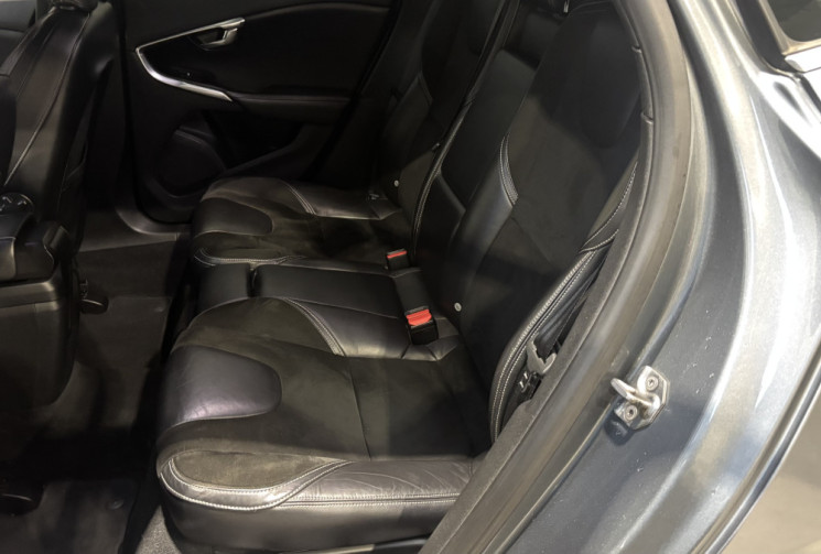 Volvo V40 D3 2.0 150cv R-DESIGN / SIEGES CUIR-ALCANTARA / RADARS AR / FEUX LED 