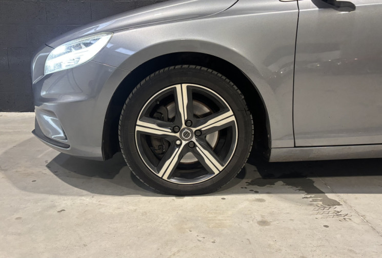Volvo V40 D3 2.0 150cv R-DESIGN / SIEGES CUIR-ALCANTARA / RADARS AR / FEUX LED 