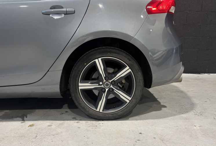 Volvo V40 D3 2.0 150cv R-DESIGN / SIEGES CUIR-ALCANTARA / RADARS AR / FEUX LED 