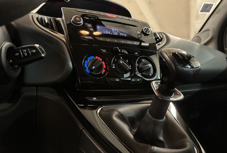 Lancia YPSILON 1.2 Gold 69 /Distribution neuve/KM vérifié/Clim/Régulateur/Idéal Jeune permis