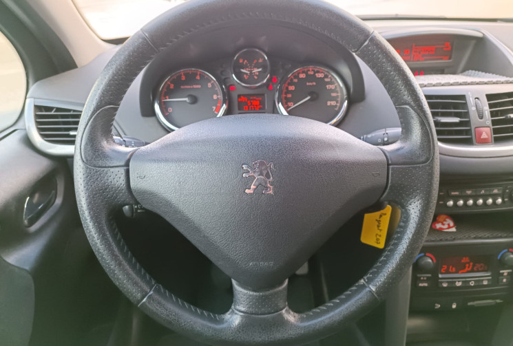 Peugeot 207 1.4 VTi 95 PREMIUM / ENTRETIEN SUIVI / 12 MOIS