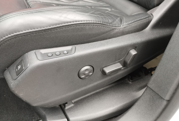 Peugeot 3008 1.6 THP 165 GT Line S&S EAT6 / Toit ouvrant / Cuir / système audio Focal /Grip Control