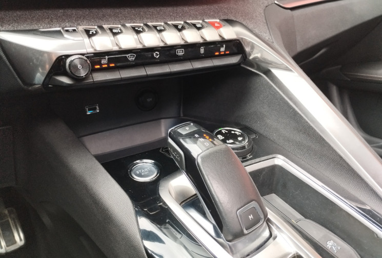 Peugeot 3008 1.6 THP 165 GT Line S&S EAT6 / Toit ouvrant / Cuir / système audio Focal /Grip Control