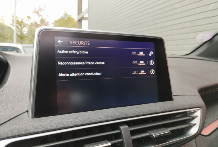 Peugeot 3008 1.6 THP 165 GT Line S&S EAT6 / Toit ouvrant / Cuir / système audio Focal /Grip Control