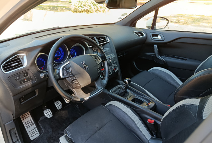 Citroën DS4 1.6 HDI 115 CH - SO CHIC - Distrib faite - Clim Auto - Radars - Bluetooth
